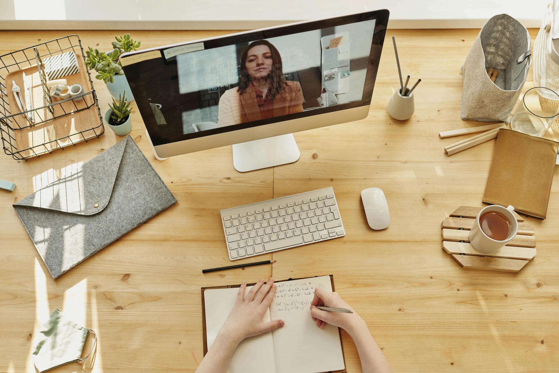 Så här ställer du in en ergonomisk bildskärm för optimal arbetskomfort