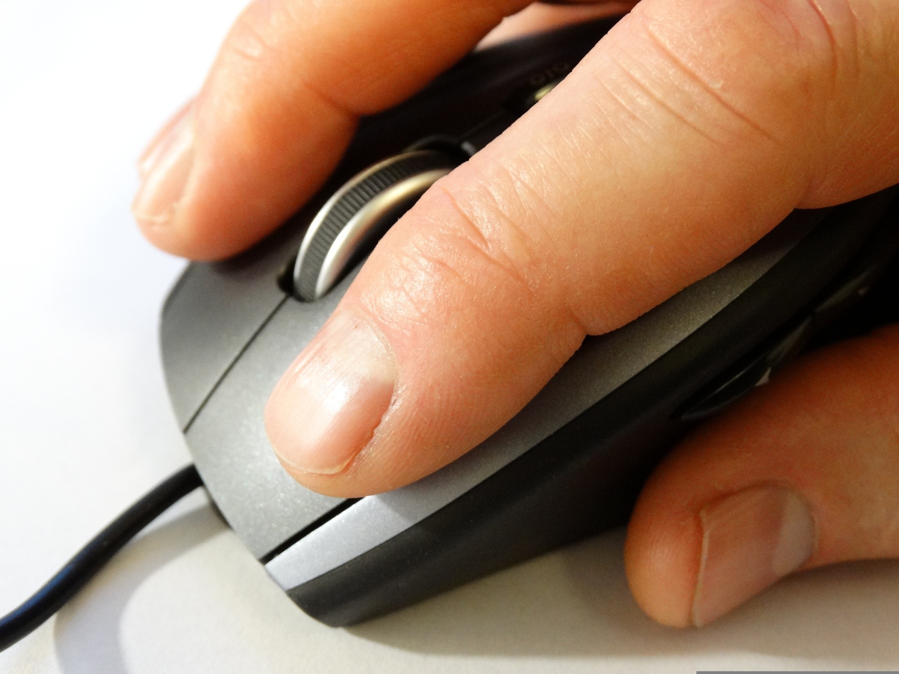 Så kan en ergonomisk mus minska risk för musarm och handledsskador