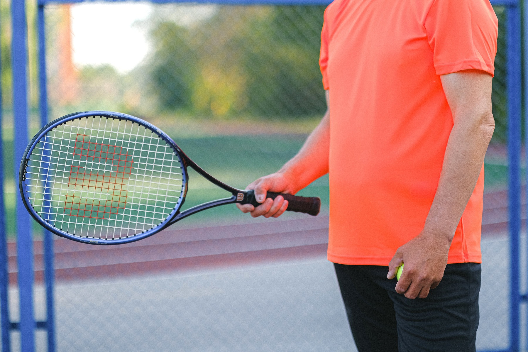 Förstå och förebygg tennisarmbåge: Ergonomiska tips och övningar